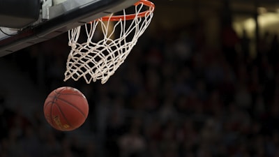 篮球比赛战报：NBA球员扣篮的精彩瞬间